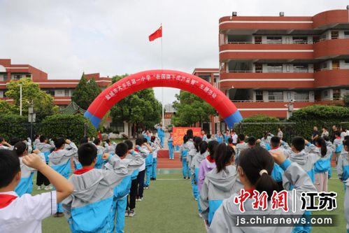 盐城技师操场吃瓜  第3张